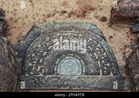 09 11 2007 Una pahana di sandakada ad una delle entrate. Una delle quattro porte che conducono al Vatadage. Polonnaruwa Sri Lanka Asia. Foto Stock