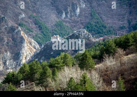 Una vista panoramica dei Monti Rodopi e della Fortezza di Asen vicino ad Asenovgrad, Bulgaria all'inizio della primavera. Immagine orizzontale con spazio di copia Foto Stock