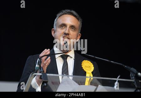 Foto del file datata 07/05/21 del leader liberaldemocratico scozzese Alex Cole-Hamilton, che ha chiesto al governo scozzese di estendere il congelamento dei biglietti ferroviari per tre mesi per il resto dell'anno. La decisione è stata presa lo scorso anno dal primo ministro uscente Nicola Sturgeon di congelare le tariffe ScotRail fino alla fine di marzo 2023 per sostenere gli utenti ferroviari durante la crisi dei costi di vita in corso. Il congelamento scadrà il 31 marzo, ma il governo scozzese non ha ancora confermato che cosa accadrà alle tariffe a partire dall'aprile 1. Data di emissione: Domenica 26 marzo 2023. Foto Stock