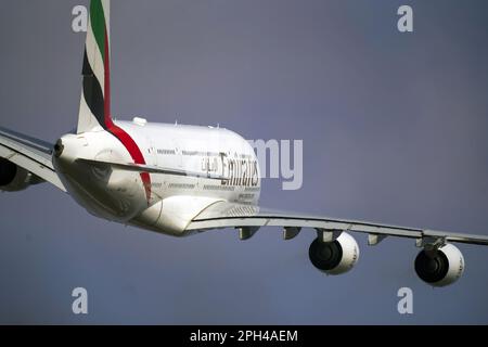 Foto del file datata 26/03/2022 di un aereo Emirates Airbus A380 che decollerà dall'aeroporto di Heathrow a West London. Il più grande aereo di linea del mondo ritorna a Glasgow domenica per la prima volta dal settembre 2019. La compagnia aerea mediorientale Emirates ha dichiarato che la sua reintroduzione di un Airbus A380 per i voli tra la città scozzese e Dubai è dovuta alla "domanda di traffico". I jet a quattro motori a due piani possono trasportare 517 passeggeri. Emirates ha precedentemente operato voli Glasgow-Dubai con Boeing 777s, che hanno 302 posti a sedere per i passeggeri. Data di emissione: Domenica 26 marzo 2023. Foto Stock