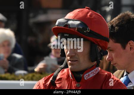 Newbury, Regno Unito. 25th Mar 2023. Sam Twiston-Davies chiacchiera con Connections prima di finire terzo sugli equinus nella 1,30 puntata in gara con l'ostacolo handicap di BetVictor Novice all'ippodromo di Newbury, nel Regno Unito. Credit: Paul Blake/Alamy Live News. Foto Stock