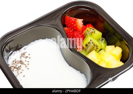 Porzione di dessert allo yogurt con fragole, kiwi e ananas in un recipiente di plastica. Foto di alta qualità. Foto Stock