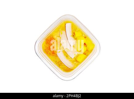 Frullati con frutta fresca e noci. Ciotola di frullato, mango, frutto della passione, cocco. Salsa di mele, scorza di limone. Foto di alta qualità. Foto Stock