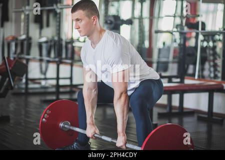 atleta che fa deadlift n sumo stile in palestra Foto Stock