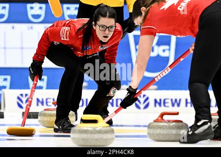 Lo skipper Kerri Einarson, Canada, in azione durante la partita tra Canada e Svezia durante la medaglia di bronzo del LGT World Women’s Curling CH Foto Stock