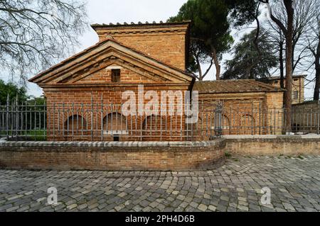 Il Mausoleo di Galla Placidia a Ravenna, Emilia-Romagna, Italia; un edificio tardo antico romano e famosa attrazione turistica costruita nel 425-450 Foto Stock