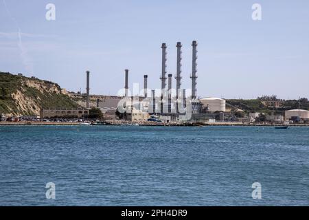 centrale elettrica nel tradizionale villaggio di pescatori di marsaxlokk malta Foto Stock