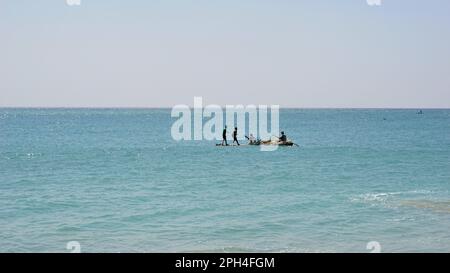 Kanyakumari,Tamilnadu,India- Dicembre 28 2021: I pescatori di Tamilnadu ottengono la loro barca di legno o catamarano per la pesca nella baia del Bengala. Foto Stock