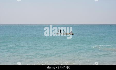 Kanyakumari,Tamilnadu,India- Dicembre 28 2021: I pescatori di Tamilnadu ottengono la loro barca di legno o catamarano per la pesca nella baia del Bengala. Foto Stock