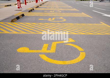 Parcheggio per disabili con simbolo giallo. Foto di alta qualità Foto Stock