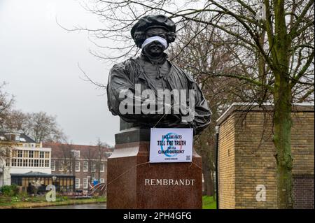 PIOMBO - scienziati ribellione ha bendato statue in diversi luoghi nei Paesi Bassi e all'estero. A Leiden riguardava le sculture del pittore Rembrandt van Rijn. Gli scienziati e gli accademici del gruppo del clima Scientist Rebellion chiedono che coloro che sono al potere non guardino lontano dalla crisi climatica e dal disastro ecologico che minaccia la sopravvivenza. ANP MEDIATV olanda fuori - belgio fuori Foto Stock