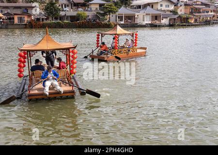 Gite in barca turistiche su una tradizionale barca decorativa nel lago panoramico di Ban Rak Thai, un bellissimo villaggio all'interno della provincia di Mae Hong Son, Thailandia Foto Stock