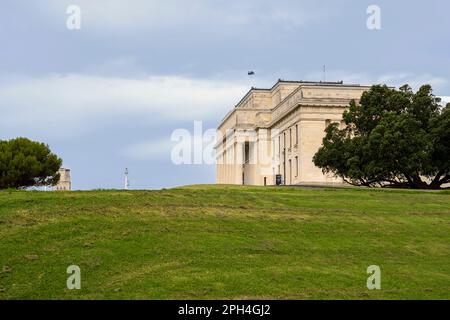 Auckland, Nuova Zelanda - Marzo, 2023. Museo commemorativo della guerra di Auckland. Il museo sorge sulla collina conosciuta da Maori come Pukekawa e ha occupato questo sito Foto Stock