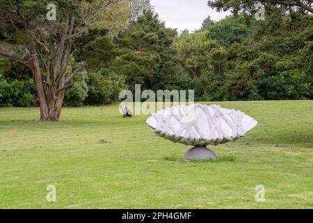 Auckland, Nuova Zelanda - Marzo, 2023. Promise Boat di Louise Purvis, 2005 a Auckland Domain Sculpture Walk. Foto Stock