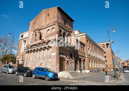La medievale Casa dei Crescenzi (11th-12th) all'angolo tra via di Ponte Rotto e via Luigi Petroselli, Roma, Italia Foto Stock