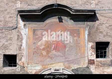 Affresco (18th° secolo) sulla parete esterna del Monastero delle Oblate di Santa Francesca Romana, Via del Teatro di Marcello, Roma, Italia Foto Stock