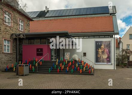 I colorati gnomi da giardino si trovano su una scala di fronte allo Stadtmuseum Hofheim am Taunus Foto Stock