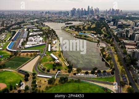 Albert Park Domenica, 26 marzo 2023. Una vista aerea dei preparativi in pista in vista del Gran Premio d'Australia di Formula uno 2023.corleve/Alamy Live News Foto Stock