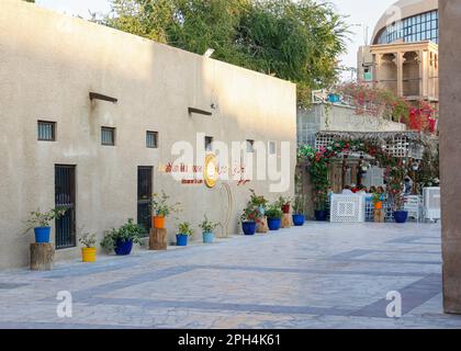 Vista della Casa del tè Arabico nel quartiere storico di al Fahidi, Dubai, Emirati Arabi Uniti. Foto Stock