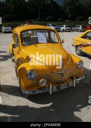 Le Bourget du lac, Francia - 19 agosto 2012: Mostra pubblica di auto d'epoca. Concentrati su una Renault 4CV Grand Luxe gialla. Foto Stock