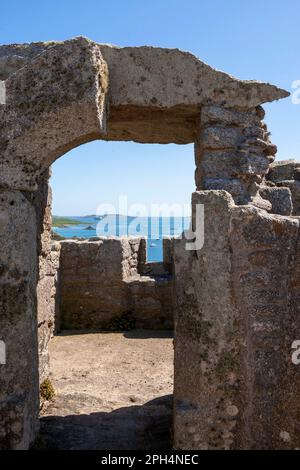 Vista su New Grimsby Sound dall'interno del castello di Re Carlo, Tresco, Isole di Scilly, Regno Unito Foto Stock