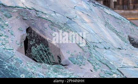 Parabrezza rotto a causa di un incidente stradale. Il parabrezza della vettura era rotto. Incidente di auto antivento rotto. Incidente di auto. Un'azienda di riparazione cristalli lo farà Foto Stock