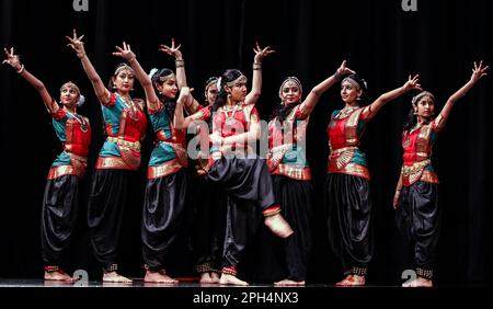 Londra, Regno Unito. 26th Mar, 2023. Sarjan Nartan Academy UK LTD una scuola di danza indiana con sede a Londra, il cui scopo è mantenere vivi i costumi e la cultura indiana eseguendo danze indiane, come Bharatnataym, Folk Dances, Bollywood, Zumbollic at the Great Hall, Hatchend High School, Harrow. Credit: Paul Quezada-Neiman/Alamy Live News Foto Stock