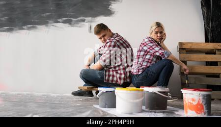 Fraintendimento tra i partner nel rapporto. Disgregazione tra coniugi. Fidanzata e fidanzata che discutono, avendo divorzio di matrimonio, scandalo Foto Stock