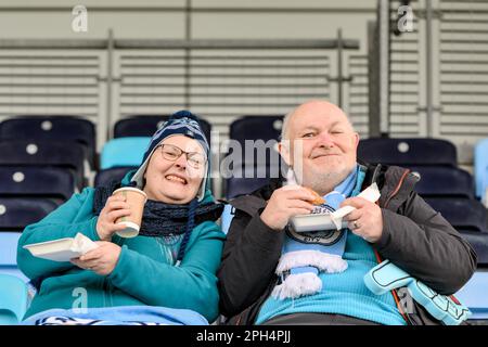 Manchester, Regno Unito. 26th Mar, 2023. I fan prima della partita della Super League femminile di fa Manchester City Women vs Chelsea FC Women al campus di Etihad, Manchester, Regno Unito, 26th marzo 2023 (Photo by ben Roberts/News Images) a Manchester, Regno Unito, il 3/26/2023. (Foto di ben Roberts/News Images/Sipa USA) Credit: Sipa USA/Alamy Live News Foto Stock