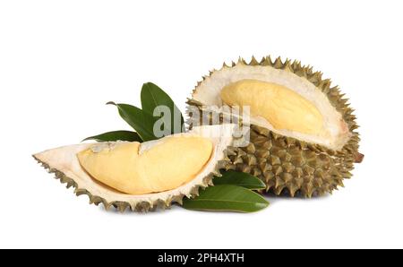 Durian fresco maturo con foglie verdi su fondo bianco. Frutta tropicale Foto Stock