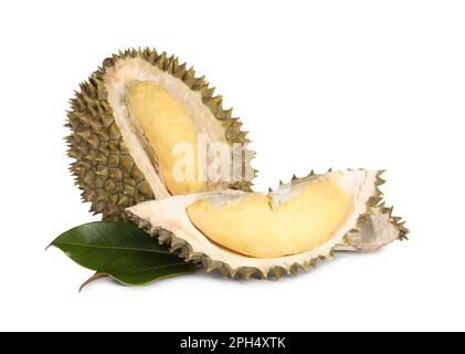 Durian fresco maturo con foglie verdi su fondo bianco. Frutta tropicale Foto Stock