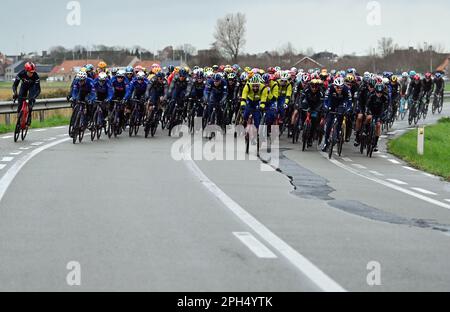 Wevelgem, Belgio. 26th Mar, 2023. Il pacchetto di piloti raffigurati in azione durante la Gent-Wevelgem maschile - in Fiandre campi gara ciclistica, 260, 9 km da Ieper a Wevelgem, Domenica 26 marzo 2023. FOTO DI BELGA DIRK WAEM Credit: Agenzia Notizie di Belga/Alamy Live News Foto Stock
