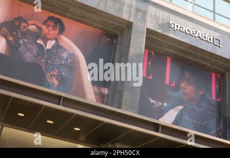 BTS V, Mar 26, 2023 : i Cartelloni che mostrano BTS V presenti nel numero di aprile di ELLE Korea sono visti sull'edificio della House of Luxury & Lifestyle (HLL) a Seoul, Corea del Sud. Credit: Lee Jae-won/AFLO/Alamy Live News Foto Stock