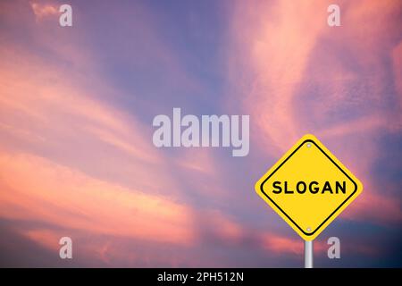 Cartello di trasporto giallo con parola slogan su sfondo cielo di colore viola Foto Stock