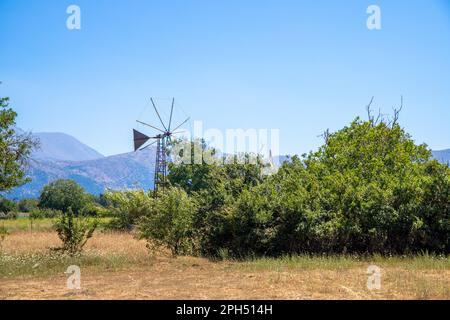 Mulini a vento molto vecchi su una collina a Creta. Foto di alta qualità Foto Stock