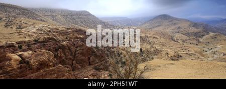 La valle del fiume secco di Wadi Feid, Jabal Fied, al-Sharat zona della Giordania, Medio Oriente Foto Stock