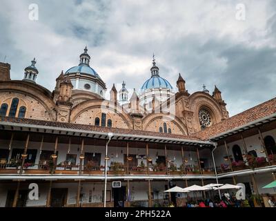 Cattedrale della città di Cuenca, Ecuador, conosciuta anche come Nuova Cattedrale o Cattedrale dell'Immacolata Concezione, come visto dal ristorante El Confisionario Foto Stock