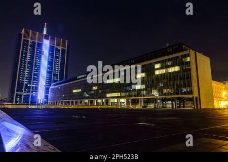 Pres de la Place du Congres, vue de nuit sur la cite administrative qui rivele une architecture moderniste des annees 60. Le leiu n'appartient più un Foto Stock