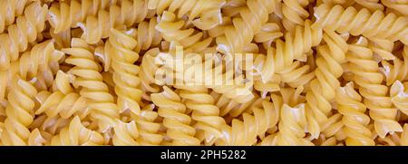 primo piano di fusilli crudi, pasta italiana vista dall'alto, senza glutine Foto Stock