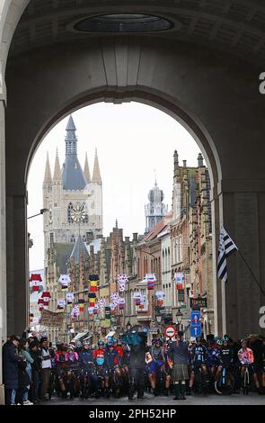 Wevelgem, Belgio. 26th Mar, 2023. L'immagine mostra l'inizio della Gent-Wevelgem femminile - gara ciclistica nei campi delle Fiandre, 162, 5 km da Ieper a Wevelgem, domenica 26 marzo 2023. BELGA PHOTO DAVID PINTENS Credit: Belga News Agency/Alamy Live News Foto Stock