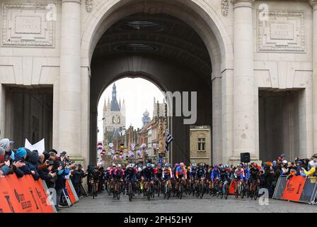 Wevelgem, Belgio. 26th Mar, 2023. L'immagine mostra l'inizio della Gent-Wevelgem femminile - gara ciclistica nei campi delle Fiandre, 162, 5 km da Ieper a Wevelgem, domenica 26 marzo 2023. BELGA PHOTO DAVID PINTENS Credit: Belga News Agency/Alamy Live News Foto Stock