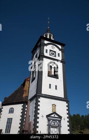 Una chiesa ottagonale in pietra imbiancata fu costruita nel 1784 a Røros, città mineraria con storici edifici in legno in Norvegia. Foto Stock