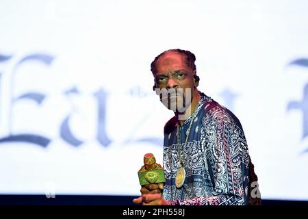 Parigi, Francia. 26th Mar, 2023. Snoop Dogg si esibisce presso l'Accor Arena di Parigi il 25 marzo 2023. Foto di Christophe Meng/ABACAPRESS.COM Credit: Abaca Press/Alamy Live News Foto Stock