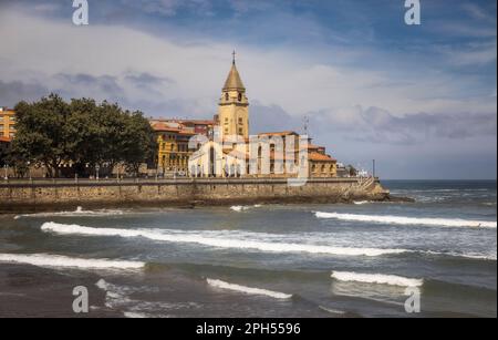 Mare con luce mattutina alla spiaggia di San Lorenzo a Gijon, Spagna Foto Stock