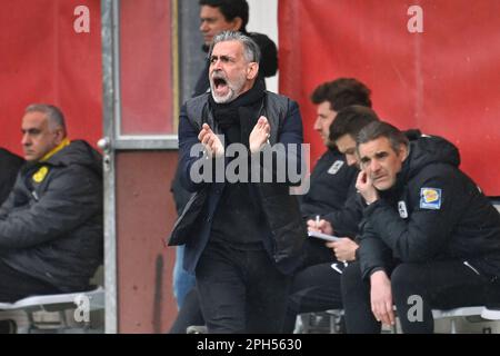 Monaco di Baviera GRUENWALDER STADION. 26th Mar, 2023. Maurizio Jacobacci (coach 1860), gesto, istruzioni, immagine singola, motivo singolo tagliato, mezza lunghezza, mezza lunghezza. Calcio 3rd League, 29th matchday TSV Monaco di Baviera 1860 -Borussia Dortmund II il 26th marzo 2023 a Monaco GRUENWALDER STADION. LE NORMATIVE DFL VIETANO QUALSIASI USO DI FOTOGRAFIE COME SEQUENZE DI IMMAGINI E/O QUASI-VIDEO. ? Credit: dpa/Alamy Live News Foto Stock