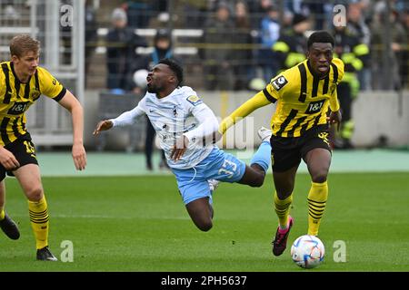 Monaco di Baviera GRUENWALDER STADION. 26th Mar, 2023. Abdoulaye KAMARA (BVB), azione, duelli contro Joseph BOYAMBA (Monaco di Baviera 1860), fallo. Calcio 3rd League, 29th matchday TSV Monaco di Baviera 1860 -Borussia Dortmund II il 26th marzo 2023 a Monaco GRUENWALDER STADION. LE NORMATIVE DFL VIETANO QUALSIASI USO DI FOTOGRAFIE COME SEQUENZE DI IMMAGINI E/O QUASI-VIDEO. ? Credit: dpa/Alamy Live News Foto Stock