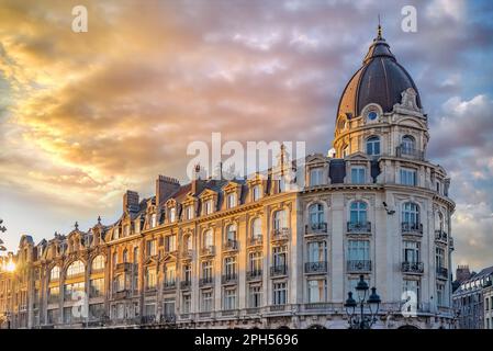 Parigi, antica facciata boulevard Hausmann, con una bella cupola Foto Stock