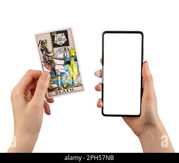 Tarot carta morte e mobile mockup per divinazione applicazione annuncio promozione isolato su sfondo bianco. Foto Stock