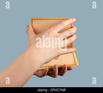 Carte tarot mischiate a mano. Divinazione, concetto di raccontare fortuna. Foto Stock