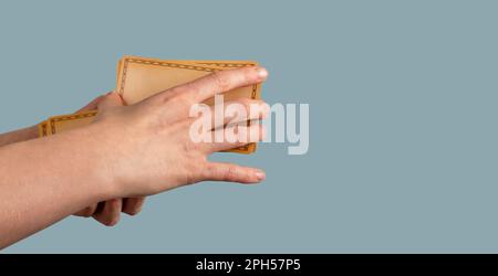 Le mani mescolano le carte tarocchi sul banner, sullo sfondo. Foto Stock